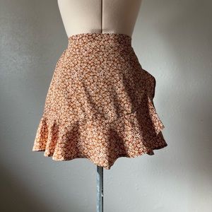 Adorable Alter’d State skirt, perfect for the upcoming sunny days!